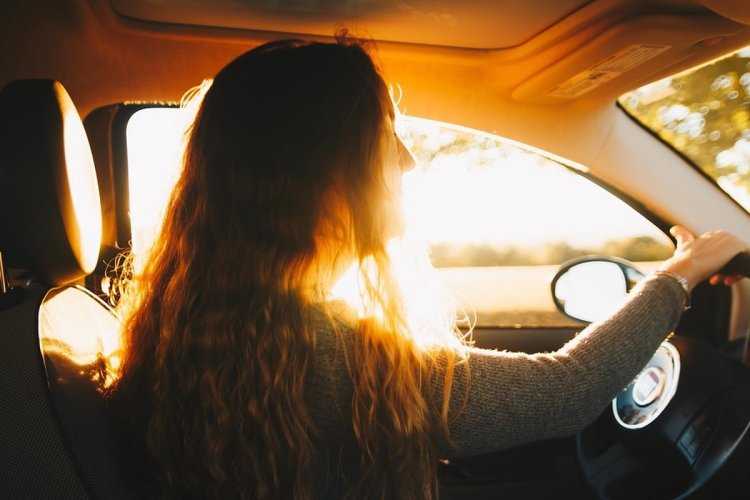 Девушка в машине за рулем