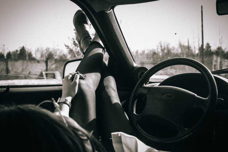 Девушка за рулем Приоры