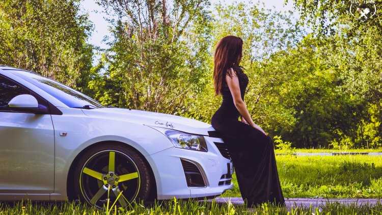 Черный Шевроле Круз и девушка