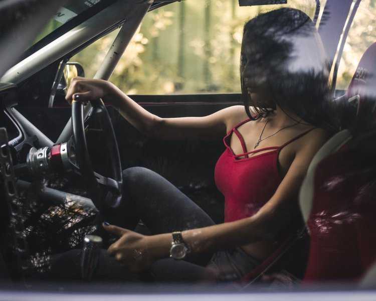 Брюнетка в авто со спины70