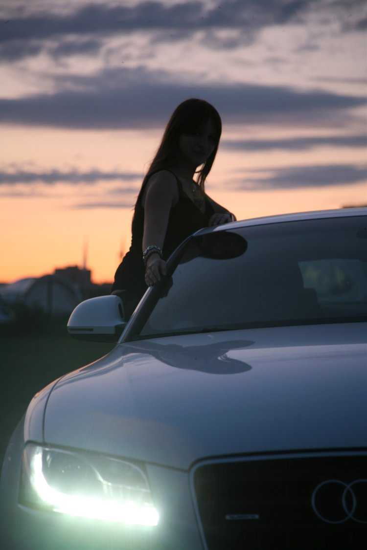 Девушка с чёрными волосами в Ауди фото