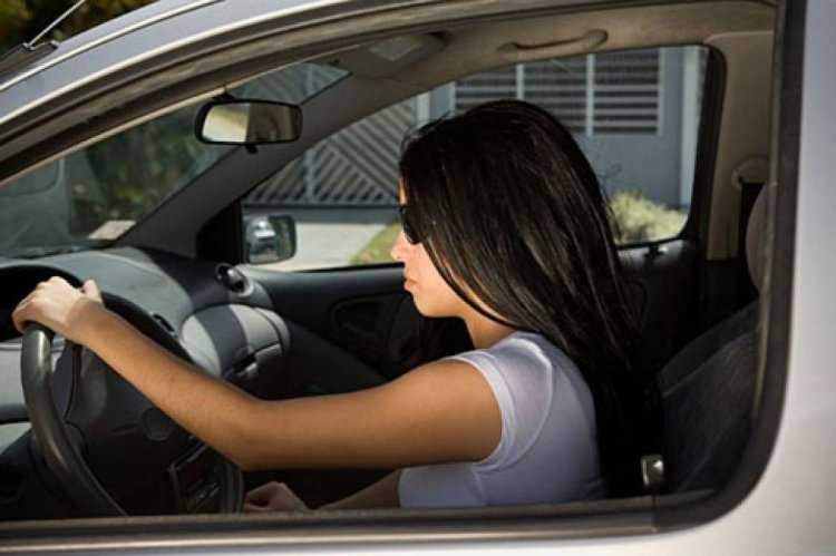 Брюнетка за рулем