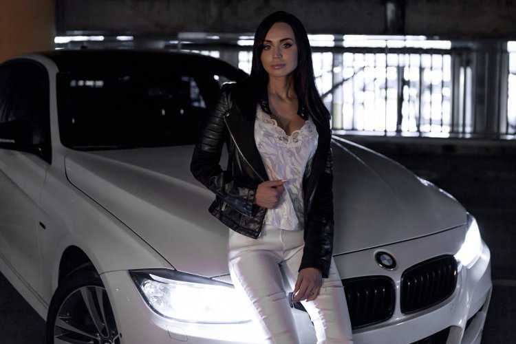 Брюнетка возле машины