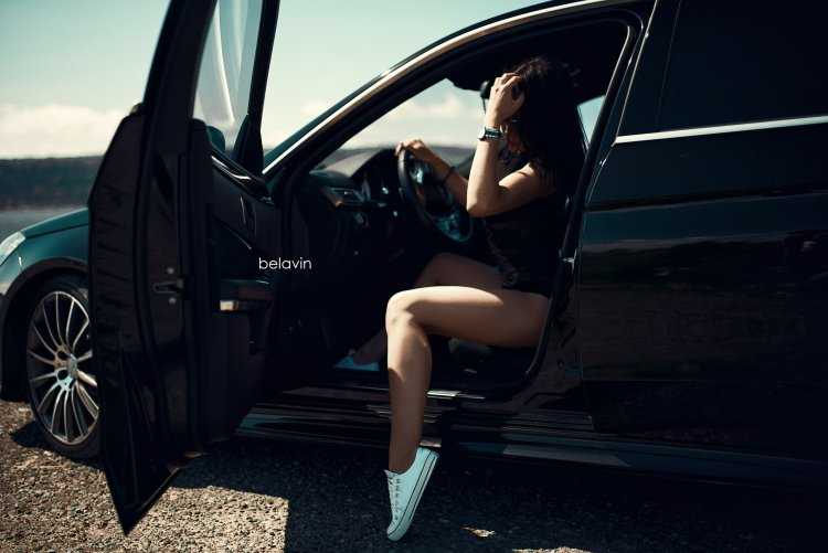 Брюнетка возле машины