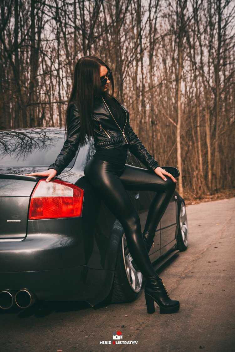 Брюнетка возле машины