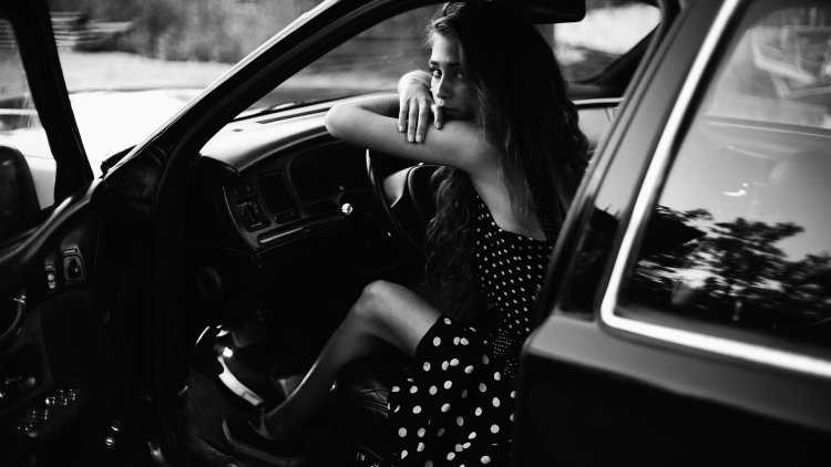 Брюнетка в авто со спины55