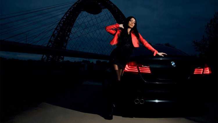 Красивые брюнетки возле машины