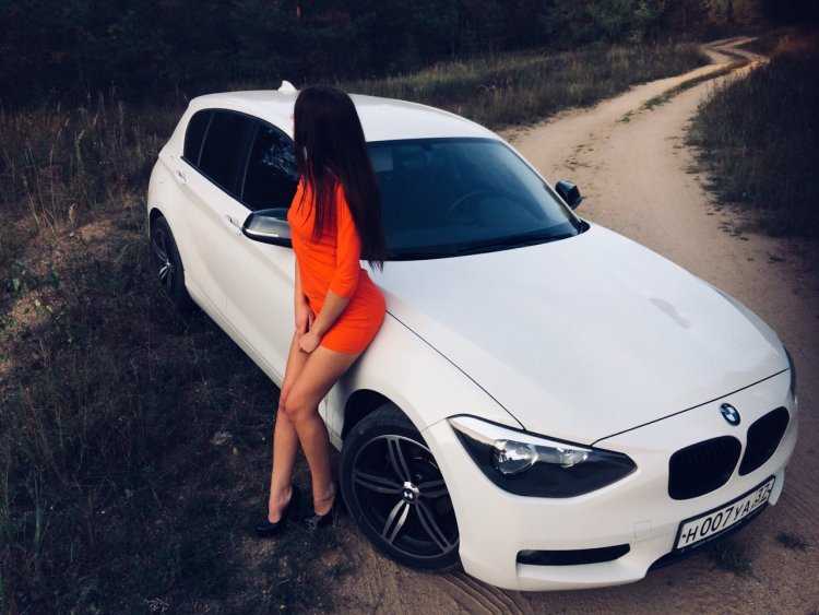 Девушка возле БМВ
