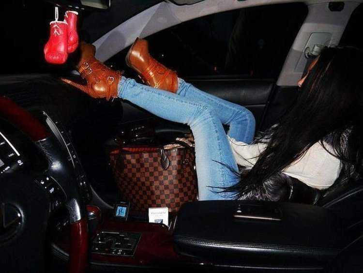 Брюнетка в машине ноги