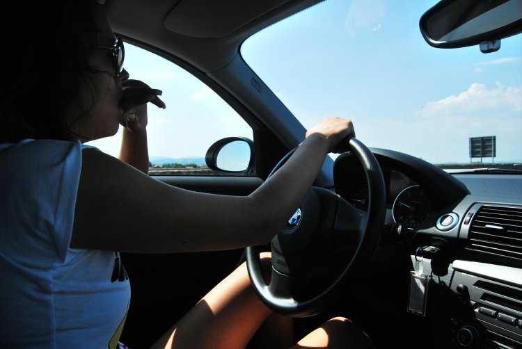 Брюнетка с короткими волосами за рулем