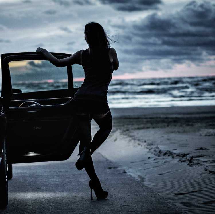 Девушка в черной машине