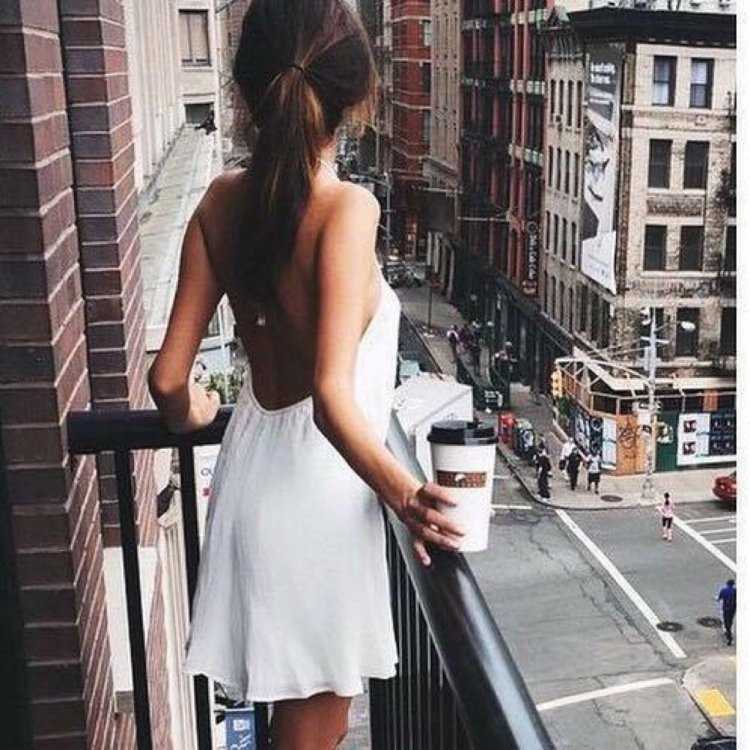 Брюнетка в белой юбке73