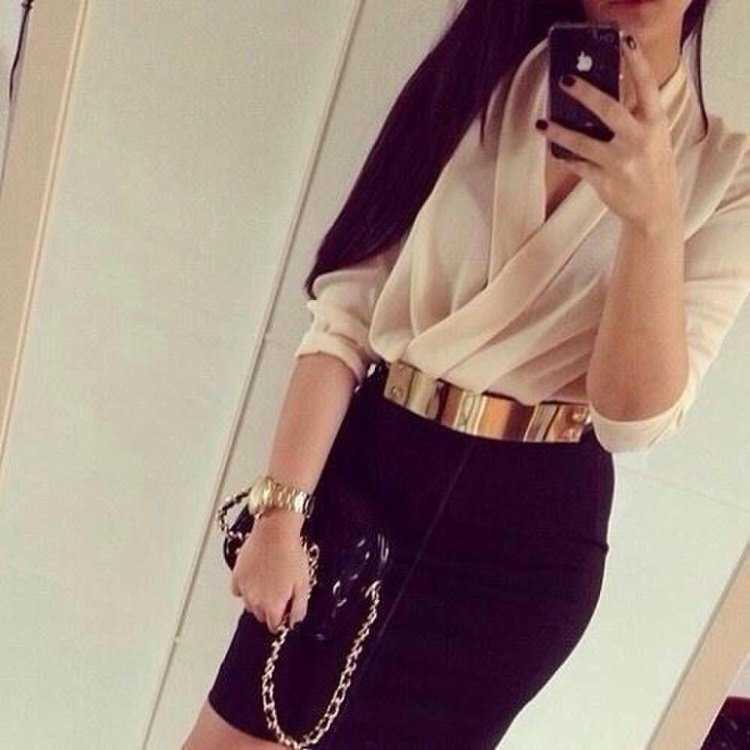 Девушка в юбке и рубашке без лица