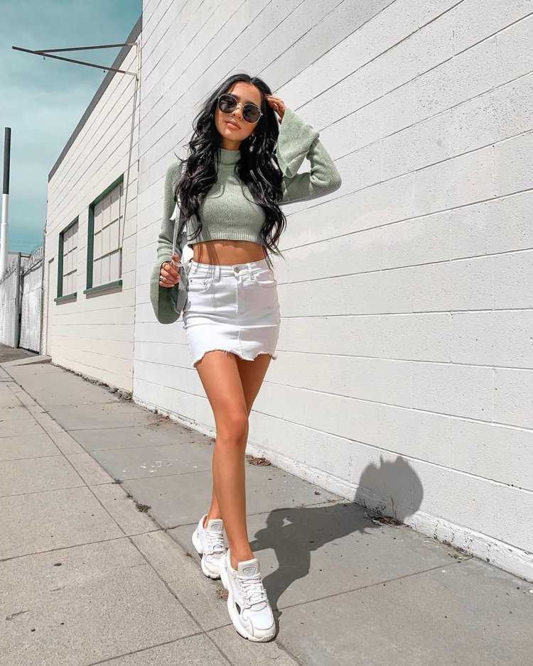 Брюнетка в белой юбке16