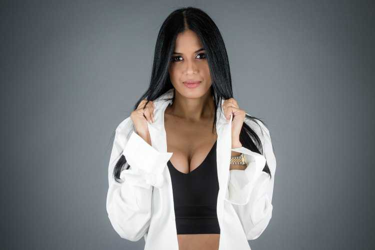 Брюнетка в белой футболке