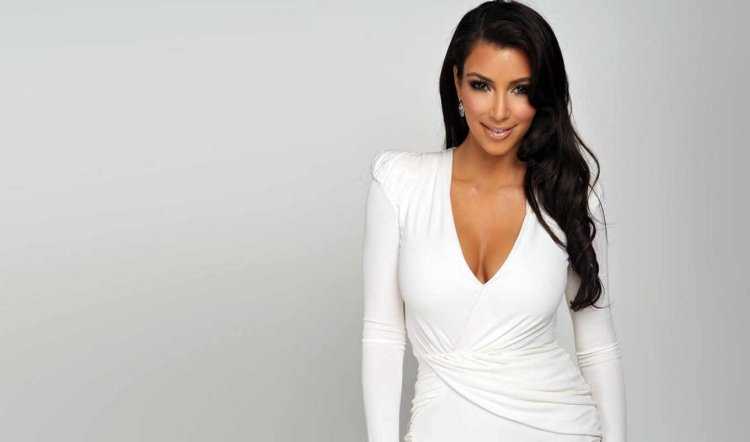 Ким Кардашян в белом костюме