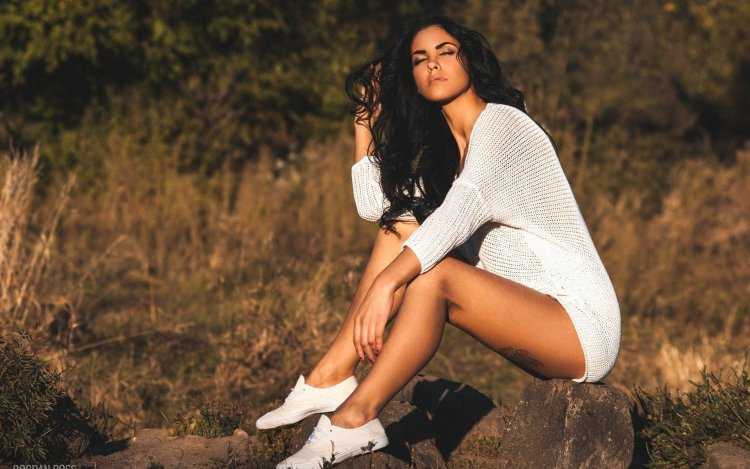 Красивая брюнетка в белом