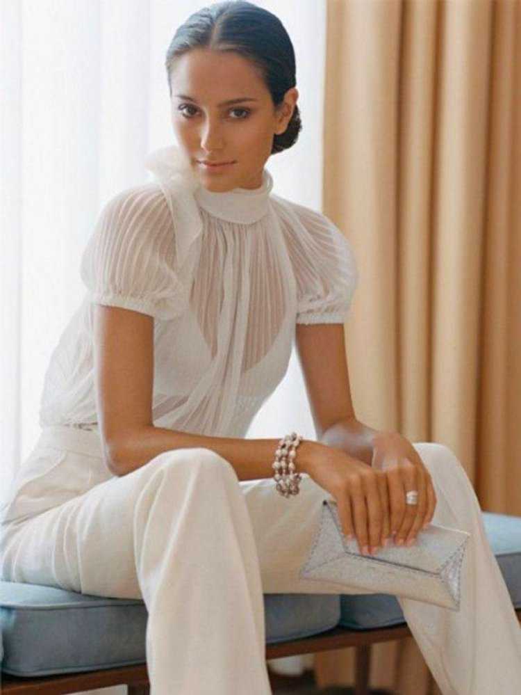 Девушка в прозрачной блузке