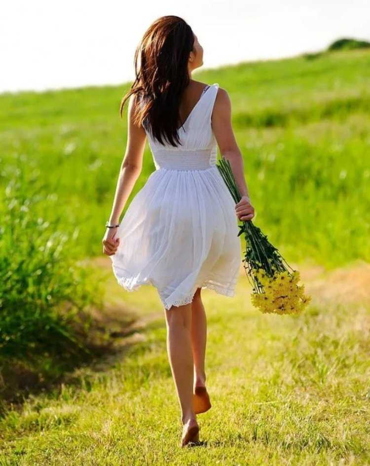 Девушка в платье летнем