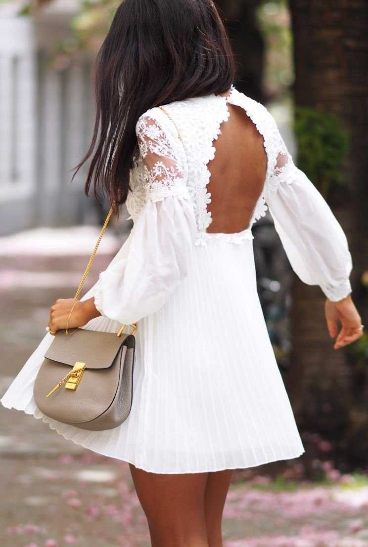 Короткое белое платье с открытой спиной