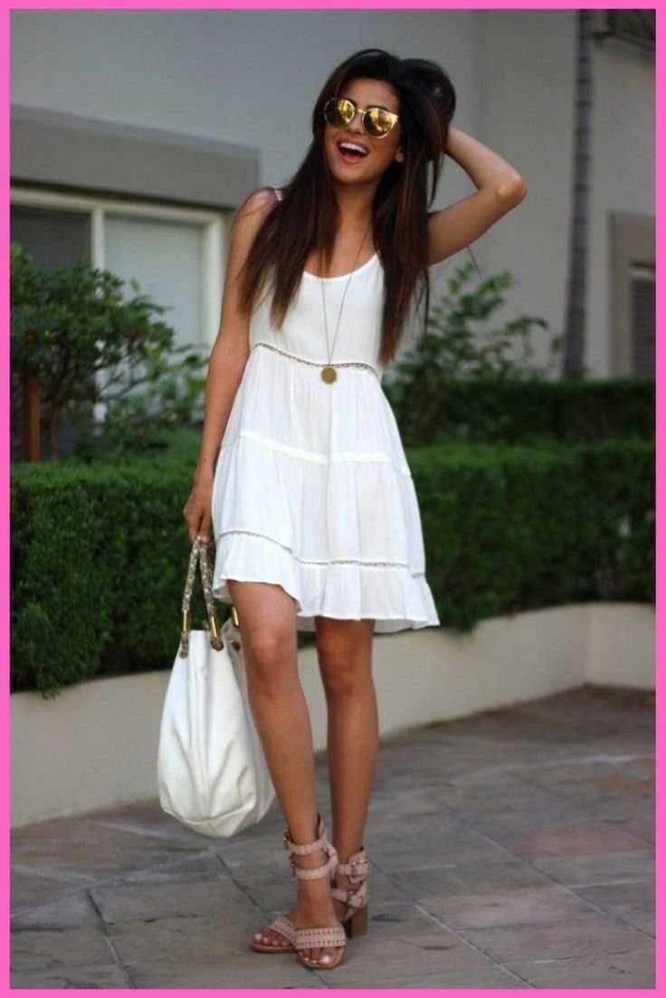Белый сарафан и черные босоножки