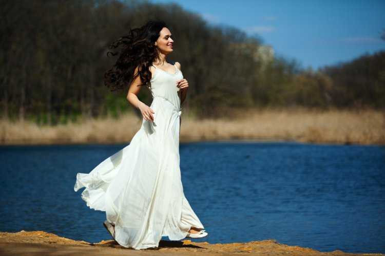 Девушка в белом платье