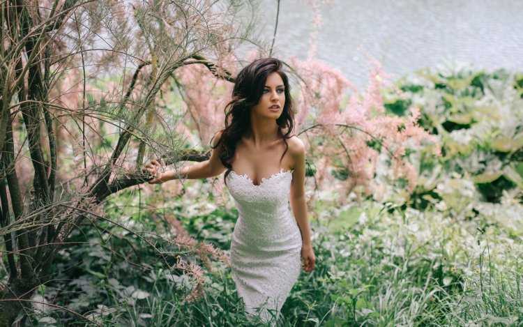 Аурела Скандай в платье