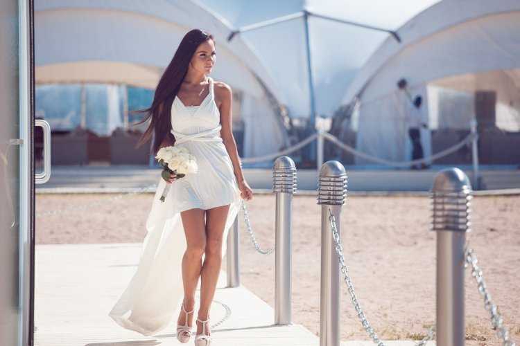 Красивые брюнетки в свадебном платье