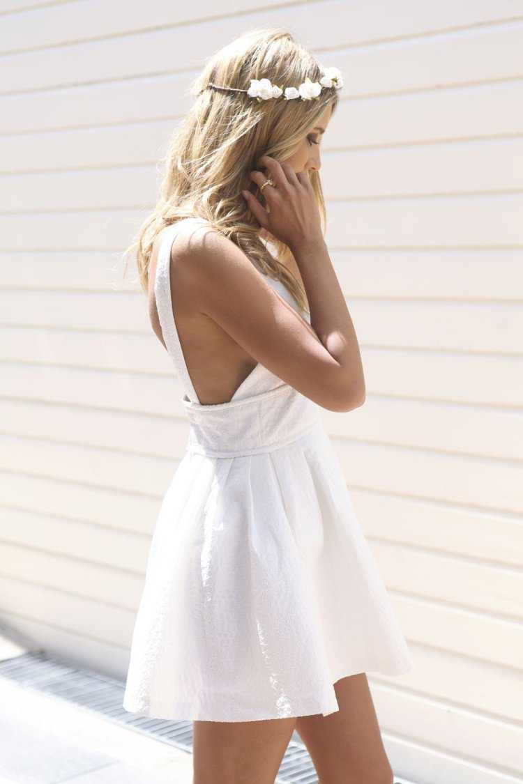 Девушка в белом сарафане