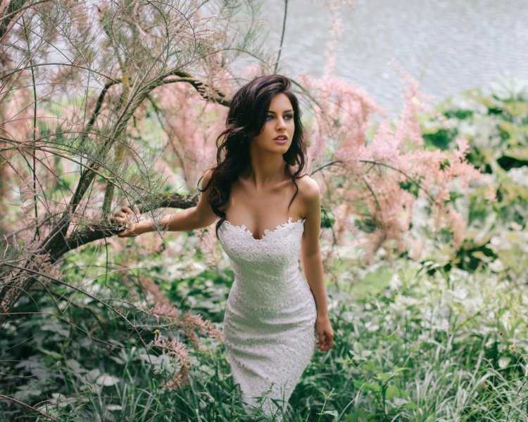 Брюнетка в белом сарафане15