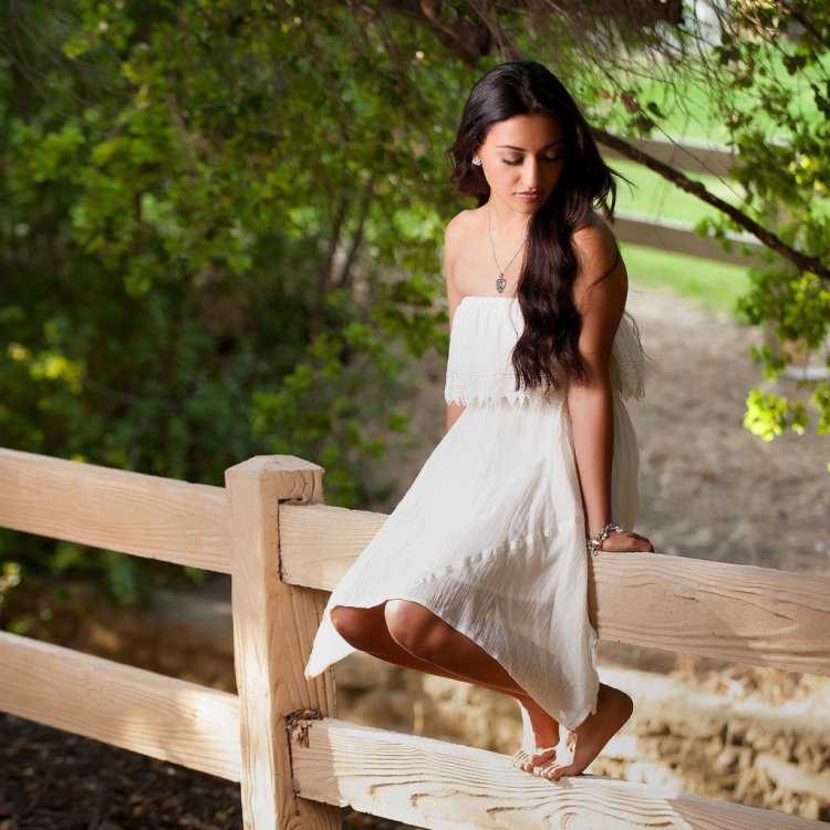 Девушка в белом платье