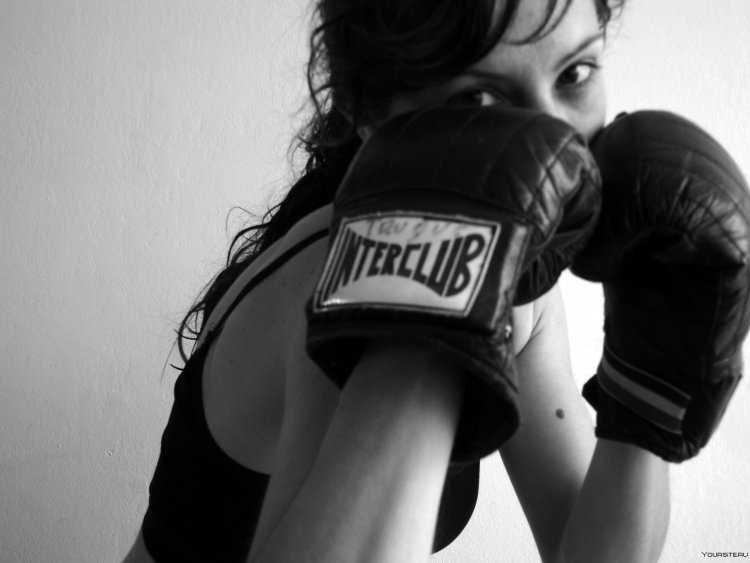 Брюнетка в боксерских перчатках