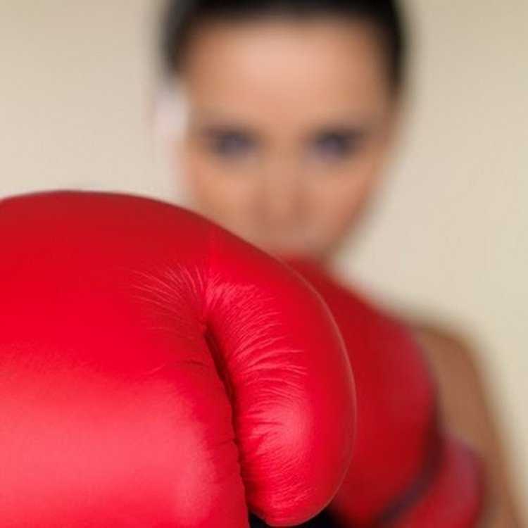 Брюнетка с боксерскими перчатками