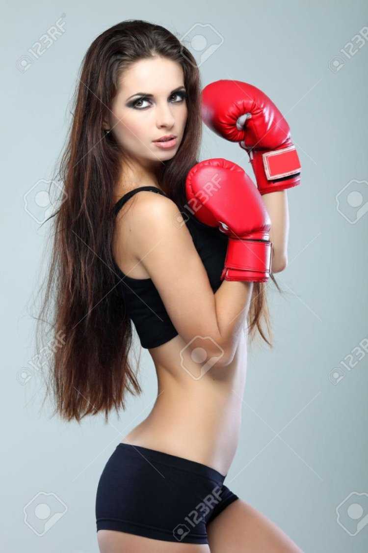 Позирует в боксерских перчатках