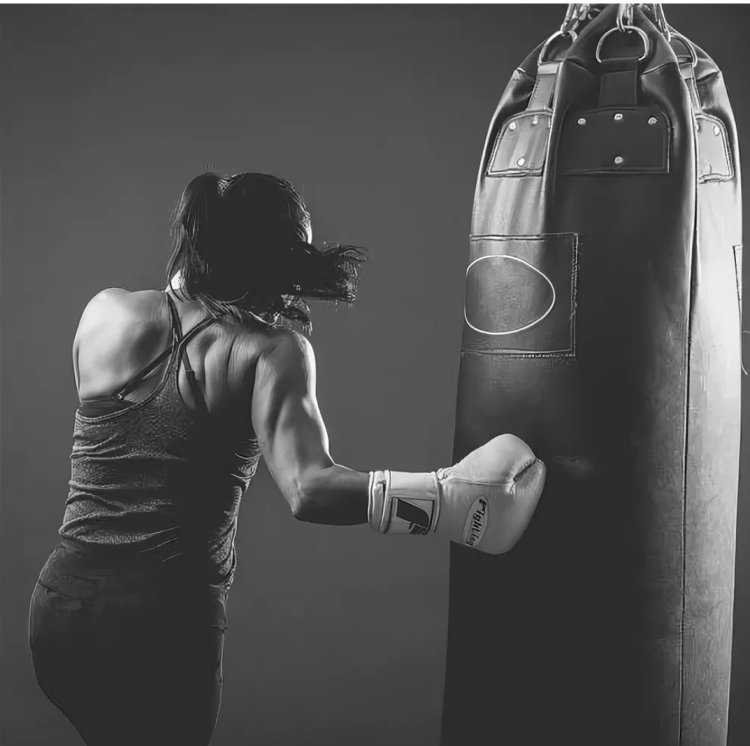 Девушка с боксерской грушей