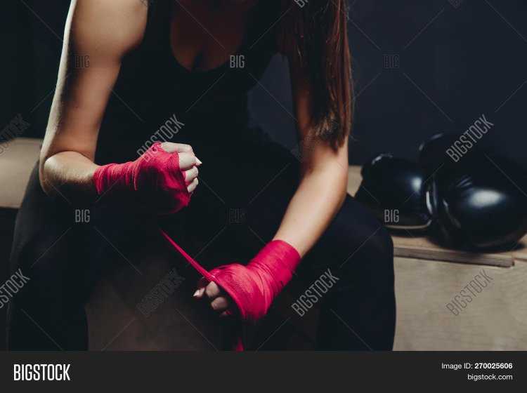 Девушка в боксерских перчатках со спины