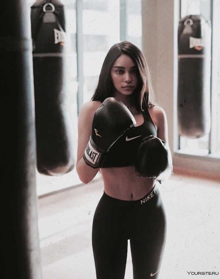 Девушка занимается боксом