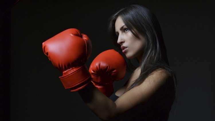 Девушка в красных боксерских перчатках