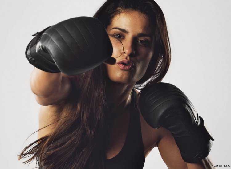 Девушкв боксерскх перчатках
