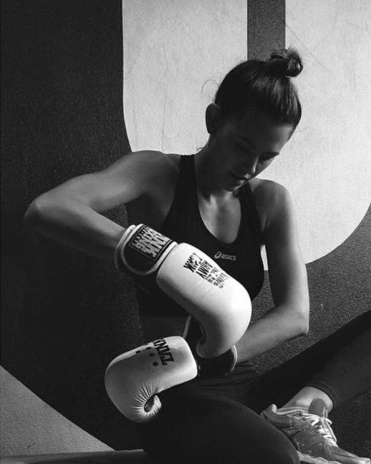 Девушка занимается боксом