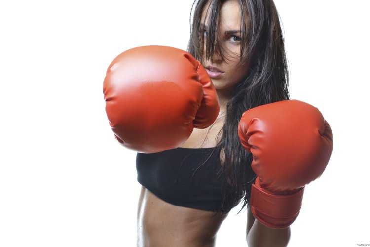 Женщина в боксерских перчатках