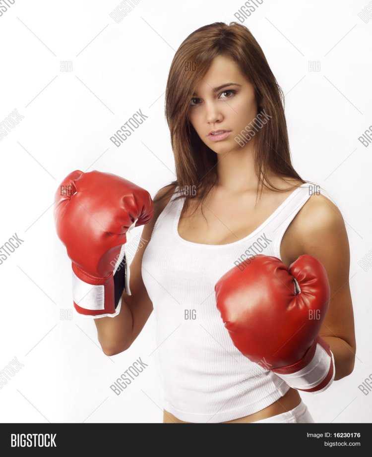 Злая девушка в боксерских перчатках