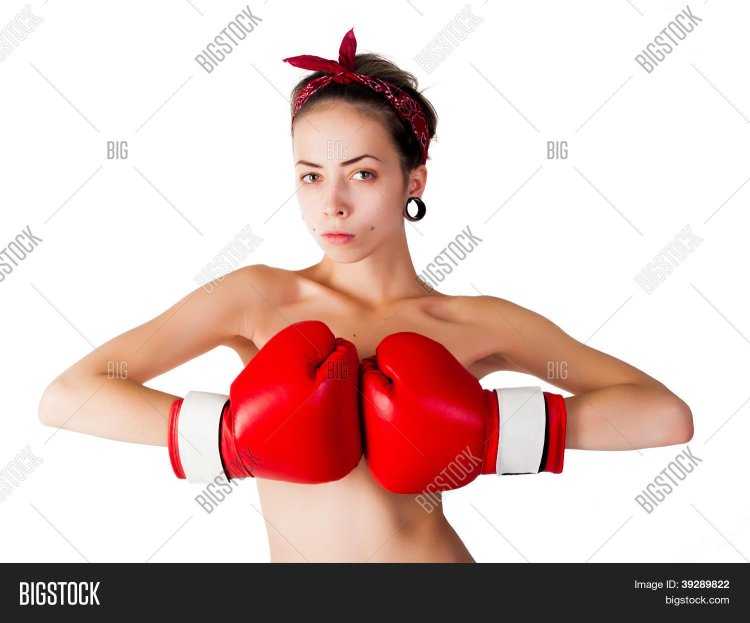 Девушки в старинных боксерских перчатках