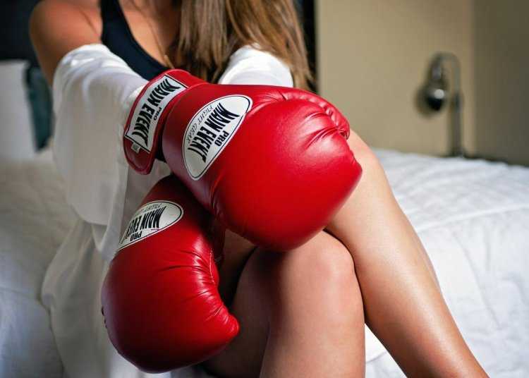 Боксерские перчатки на руках