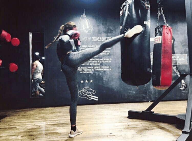 Девушка в боксерских перчатках без лица