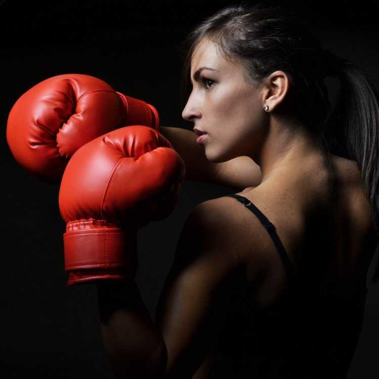 Брюнетка в боксерских перчатках9