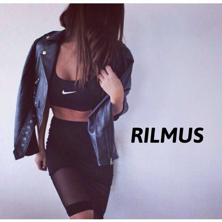 Девушка в кожаном платье со спины