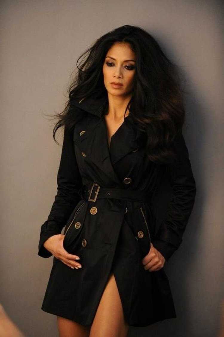 Николь Шерзингер в плаще