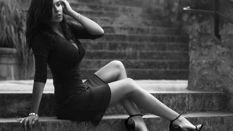 Красивая девушка в черном платье