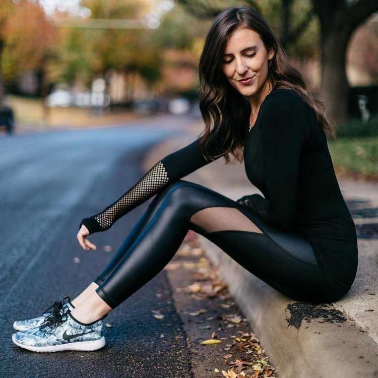 Девушки с черными волосами и в леггинсах